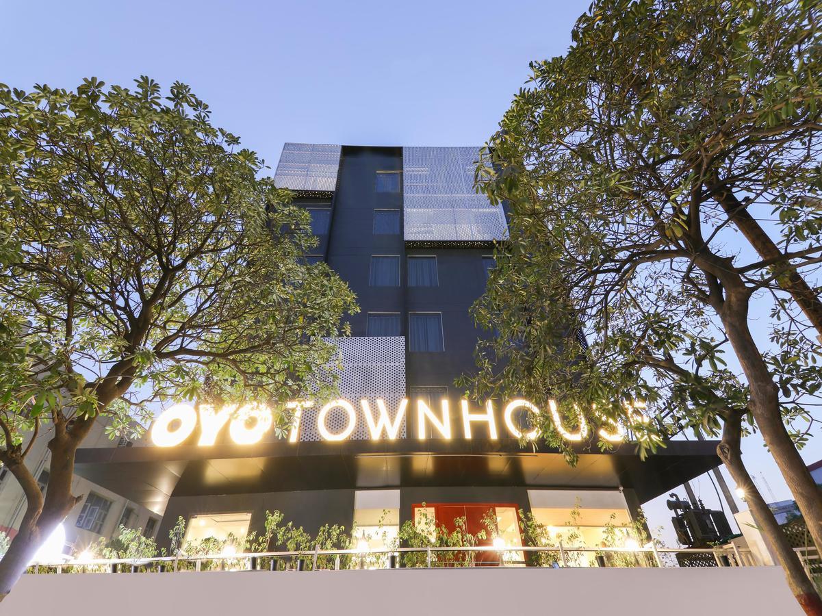 Oyo Townhouse 028 Corporate Suite Noida Exterior photo